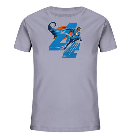Onlineshop Shirts fuer Kinder - Das Bild zeigt ein hellgraues T-Shirt fuer Kinder mit einem dynamischen Motiv. Eine stilisierte, fliegende Superheldenfigur in blauem Anzug und orangefarbenem Umhang ist vor einer grossen blauen Zahl "4" abgebildet. Das Design umfasst Elemente wie eine Vier im Brustbereich und Linien, die Bewegung suggerieren. Es ist ein auffaelliges und energiereiches Motiv.