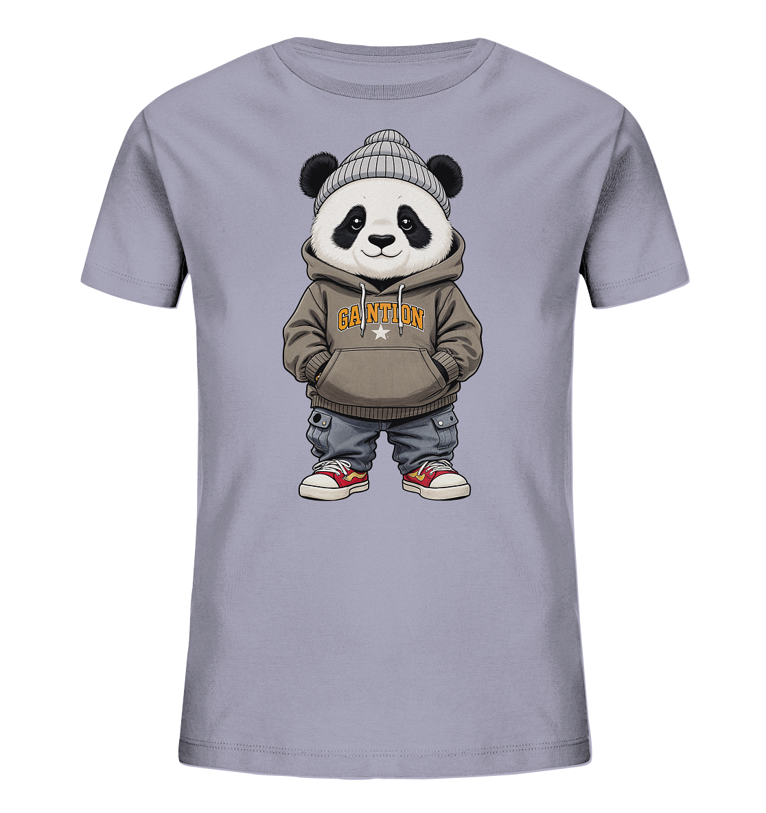 Onlineshop Shirts fuer Kinder - Das Bild zeigt ein hellgraues Kinder-T-Shirt mit einem niedlichen Cartoon-Panda auf der Vorderseite. Der Panda traegt eine graue Muetze, einen braunen Hoodie, Jeans und rote Turnschuhe. Sein freundlicher Gesichtsausdruck wird durch den laessigen Stil seiner Kleidung betont. Ein Schriftzug mit einem Stern schmueckt den Hoodie und verleiht dem Design einen spielerischen Charakter.