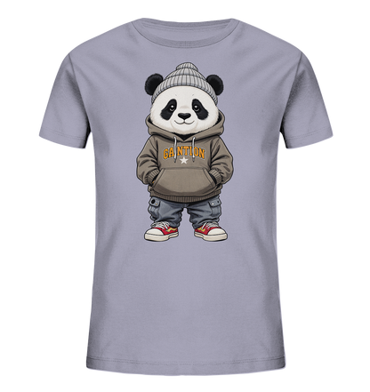 Onlineshop Shirts fuer Kinder - Das Bild zeigt ein hellgraues Kinder-T-Shirt mit einem niedlichen Cartoon-Panda auf der Vorderseite. Der Panda traegt eine graue Muetze, einen braunen Hoodie, Jeans und rote Turnschuhe. Sein freundlicher Gesichtsausdruck wird durch den laessigen Stil seiner Kleidung betont. Ein Schriftzug mit einem Stern schmueckt den Hoodie und verleiht dem Design einen spielerischen Charakter.