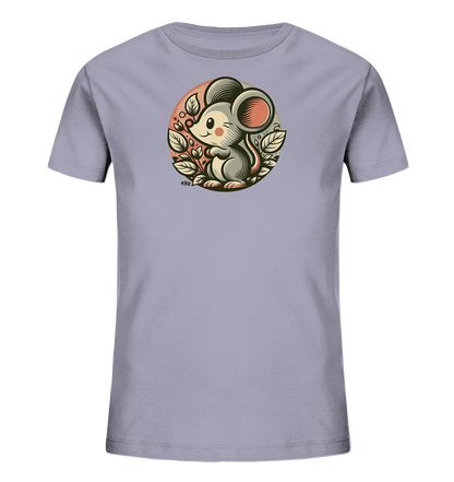 Onlineshop Shirts fuer Kinder - Das Bild zeigt ein Kinder-T-Shirt in einem hellen Lilaton. Auf der Vorderseite ist eine niedliche, grauhaarige Maus mit grossen rosa Ohren abgebildet. Die Maus sitzt in einem Kreis, der von Blaettern und Zweigen umgeben ist. Der Hintergrund des Kreises hat einen Farbverlauf, was der Illustration Tiefe verleiht.