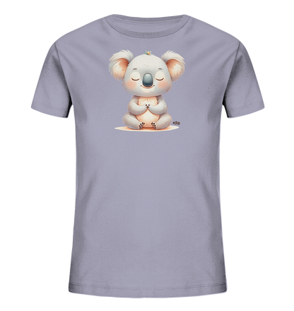 Onlineshop Shirts fuer Kinder - Das Bild zeigt ein hellviolettes T-Shirt mit einer niedlichen Illustration eines Koalas. Der Koala sitzt in einer entspannten Meditationspose, die Augen geschlossen und die Pfoten gefaltet. Über dem Kopf traegt er eine kleine Blume. Das Design wirkt ruhig und freundlich.
