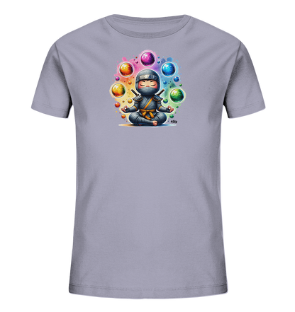Onlineshop Shirts fuer Kinder - Dieses hellgraue Kinder-T-Shirt praesentiert auf der Vorderseite eine farbenfrohe Illustration. Sie zeigt eine niedliche Figur in einem Ninja-Outfit, die in einer entspannten Meditationspose sitzt. Um die Figur herum schweben leuchtende Kugeln in verschiedenen Farben sowie kleine Tupfen. Das Motiv verleiht dem Shirt einen einzigartigen und fantasievollen Look.