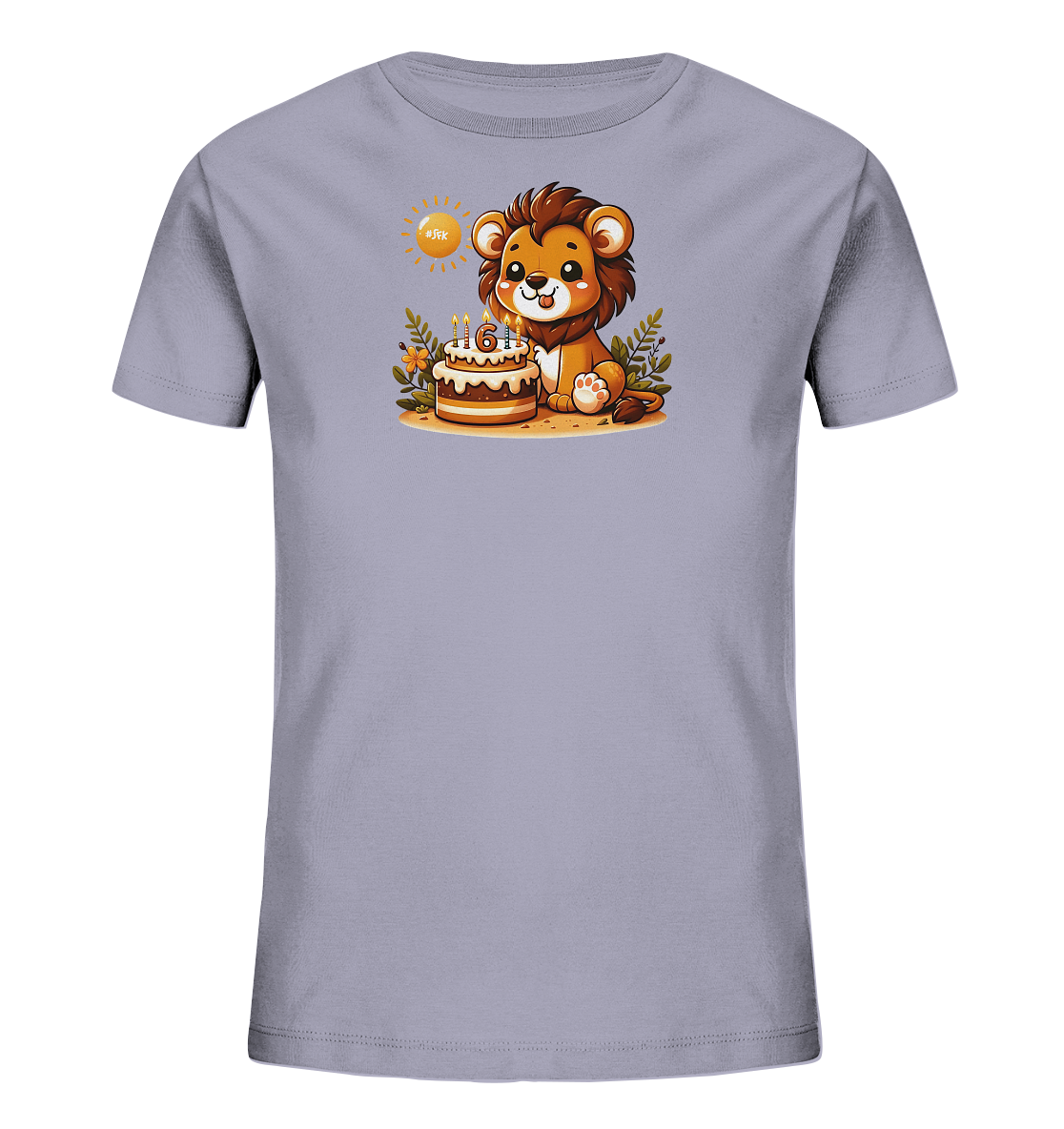 Onlineshop Shirts fuer Kinder - Das Bild zeigt ein hellgraues Kinder-T-Shirt mit einem niedlichen Print. Auf der Vorderseite ist ein freundlicher Cartoon-Loewe abgebildet, der neben einem festlichen Geburtstagskuchen sitzt. Der Kuchen ist mit mehreren Kerzen verziert, von denen eine deutlich die Zahl '6' zeigt. Das Motiv wird von Blaettern und einer stilisierten Sonne eingerahmt, was ihm eine froehliche Ausstrahlung verleiht.