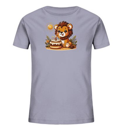 Onlineshop Shirts fuer Kinder - Das Bild zeigt ein hellgraues Kinder-T-Shirt mit einem niedlichen Print. Auf der Vorderseite ist ein freundlicher Cartoon-Loewe abgebildet, der neben einem festlichen Geburtstagskuchen sitzt. Der Kuchen ist mit mehreren Kerzen verziert, von denen eine deutlich die Zahl '6' zeigt. Das Motiv wird von Blaettern und einer stilisierten Sonne eingerahmt, was ihm eine froehliche Ausstrahlung verleiht.