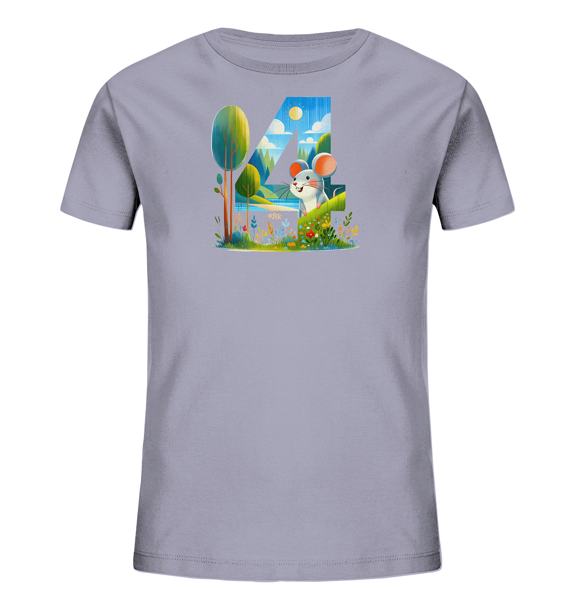 Onlineshop Shirts fuer Kinder - Das Bild zeigt ein hellgraues Kinder-T-Shirt mit einem farbenfrohen Aufdruck. Der Aufdruck ist eine Illustration einer froehlichen Maus in einer detaillierten Naturlandschaft. Die Szene mit See, Bergen, Baeumen und Blumen ist geschickt in die Form einer grossen Zahl '4' integriert. Dieses Design wirkt verspielt und lebendig, ideal fuer junge Abenteurer.