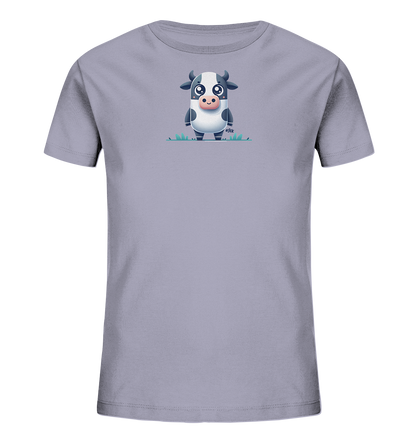 Onlineshop Shirts fuer Kinder - Das Bild zeigt ein Kinder T-Shirt in einem hellen Grau-Ton. Auf der Vorderseite ist eine niedliche Cartoon-Kuh mit schwarz-weissen Flecken abgebildet. Die Kuh hat grosse, ausdrucksstarke Augen und steht auf einer stilisierten gruenen Wiese. Das Design ist verspielt und freundlich gestaltet.