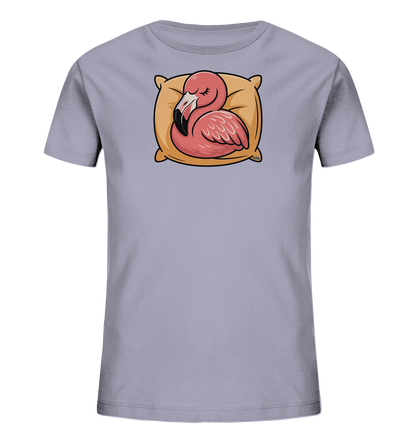 Onlineshop Shirts fuer Kinder - Das Bild zeigt ein hellgraues Kinder-T-Shirt mit einem zentralen Druck. Dieser zeigt einen schlafenden, rosafarbenen Flamingo mit geschlossenem Auge, der auf einem hellbraunen Kissen liegt. Die Illustration ist cartoonhaft und verleiht dem Shirt eine beruhigende und niedliche Ausstrahlung.