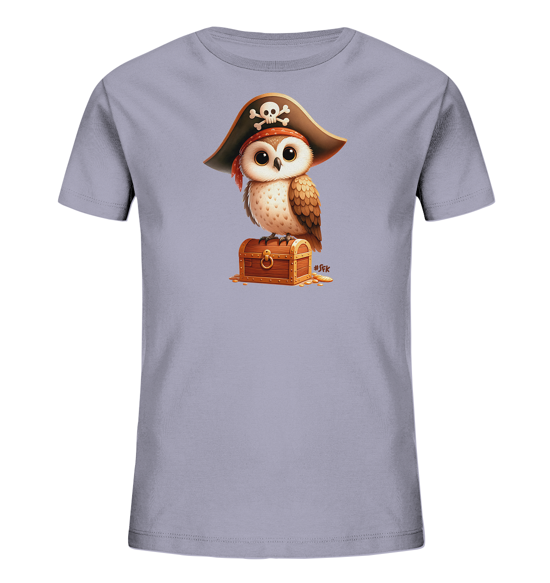 Onlineshop Shirts fuer Kinder - Dieses hellgraue T-Shirt zeigt eine niedliche Illustration einer kleinen Eule, die als Pirat verkleidet ist. Sie traegt einen Piratenhut mit Totenkopf und gekreuzten Knochen sowie ein rotes Kopftuch. Die Eule sitzt auf einer Holz-Schatztruhe, um die einige goldene Muenzen verstreut sind. Das Motiv ist detailreich und verleiht dem Shirt einen abenteuerlichen Look.