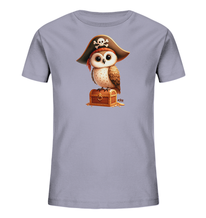 Onlineshop Shirts fuer Kinder - Dieses hellgraue T-Shirt zeigt eine niedliche Illustration einer kleinen Eule, die als Pirat verkleidet ist. Sie traegt einen Piratenhut mit Totenkopf und gekreuzten Knochen sowie ein rotes Kopftuch. Die Eule sitzt auf einer Holz-Schatztruhe, um die einige goldene Muenzen verstreut sind. Das Motiv ist detailreich und verleiht dem Shirt einen abenteuerlichen Look.