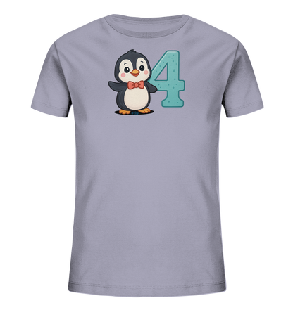 Onlineshop Shirts fuer Kinder - Das Bild zeigt ein hellgraues Kinder-T-Shirt mit einem niedlichen Motiv auf der Vorderseite. Darauf ist ein freundlicher Cartoon-Pinguin mit einer roten Fliege abgebildet. Der Pinguin steht neben einer grossen, hellblauen Zahl Vier, die eine leicht strukturierte Oberflaeche aufweist. Das Design ist verspielt und ansprechend.