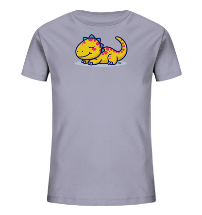 Onlineshop Shirts fuer Kinder - Das Bild zeigt ein hellgraues Kinder-T-Shirt mit einem niedlichen gelben Dinosaurier-Motiv auf der Vorderseite. Der freundliche Dino liegt entspannt da, hat rosa Wangen und blaue Zacken. Mit geschlossenen Augen und einem sanften Laecheln wirkt er schlaefrig oder traeumend. Das farbenfrohe Design ist verspielt und kindgerecht gestaltet.