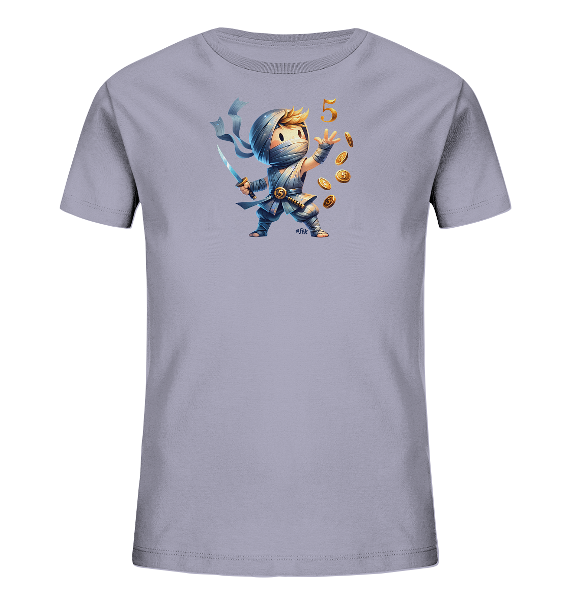 Onlineshop Shirts fuer Kinder - Das Bild zeigt ein hellgraues Kinder-T-Shirt. Es ist mit einer niedlichen Cartoon-Illustration eines als Ninja verkleideten Kindes bedruckt. Der Ninja wirft goldene Muenzen in die Luft. Über ihm schwebt die goldene Zahl '5'.