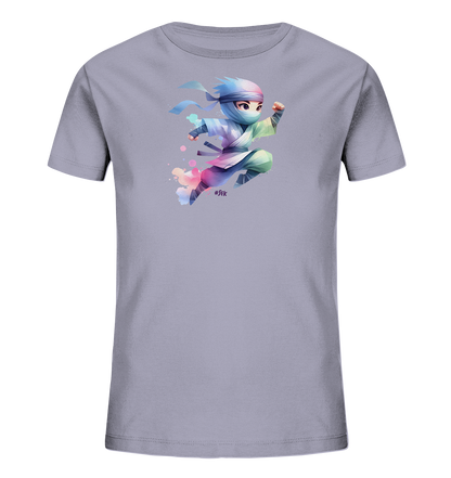 Onlineshop Shirts fuer Kinder - Das Bild zeigt ein hellgraues T-Shirt mit einem farbenfrohen Aufdruck in der Mitte. Abgebildet ist eine stilisierte Figur in einer springenden oder fliegenden Pose, die an einen jungen Ninja erinnert. Die Figur traegt eine Maske und ein buntes Gewand mit Farbverlaeufen, umgeben von weichen Farbeffekten. Das Motiv ist dynamisch und lebhaft gestaltet.