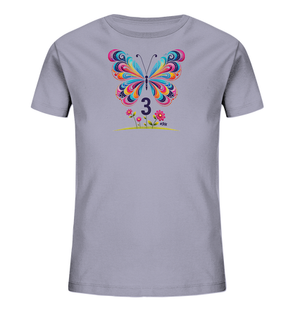 Onlineshop Shirts fuer Kinder - Das Bild zeigt ein hellgraues Kinder-T-Shirt mit einer farbenfrohen Schmetterlingsillustration auf der Vorderseite. Der Schmetterling ist detailliert gestaltet und zeigt leuchtende Farben in einem komplexen Muster. Unter dem Schmetterling ist die grosse Zahl '3' in dunkler Farbe platziert, umgeben von stilisierten Blumen. Dieses Design ist verspielt und froehlich, ideal fuer Kinder.