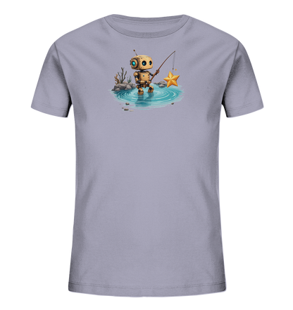 Onlineshop Shirts für Kinder - Das Bild zeigt ein Kinder-T-Shirt in einem sanften Lilaton. Darauf ist eine Illustration eines kleinen, goldenen Roboters abgebildet, der mit einer Angel in einem kleinen Wasserbecken steht. An der Angel hängt ein großer, goldener Stern, der im Wasser schwimmt, was den Eindruck erweckt, als würde der Roboter einen Stern fischen. Um das Wasser herum sind Steine und braune Pflanzen dargestellt. Das Design ist fantasievoll und verspielt gestaltet.