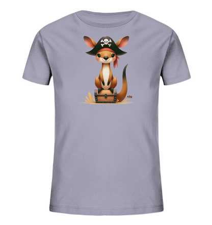 Onlineshop Shirts fuer Kinder - Das Bild zeigt ein hellgraues Kinder-T-Shirt mit einem niedlichen Cartoon-Kaenguru als Motiv. Das Kaenguru traegt einen schwarzen Piratenhut mit Totenkopf und ein rotes Bandana. Es sitzt auf einer kleinen, geoeffneten Schatzkiste. Das Design wirkt verspielt und abenteuerlich.