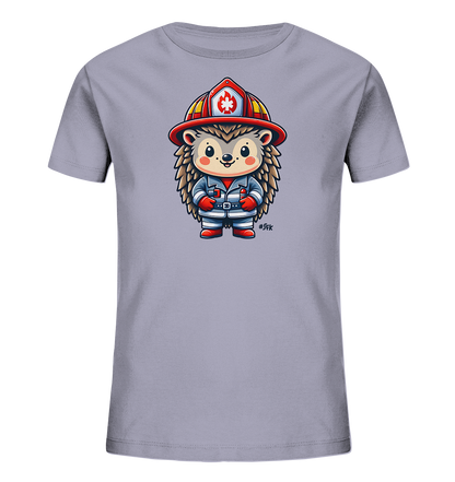 Onlineshop Shirts fuer Kinder - Das Bild zeigt ein hellgraues Kinder-T-Shirt. Auf der Vorderseite ist eine niedliche, cartoonartige Illustration eines Igels in Feuerwehrkleidung zu sehen. Der Igel traegt einen Helm, eine Uniform und haelt etwas Rotes in den Pfoten. Das Design ist detailliert und farbenfroh.