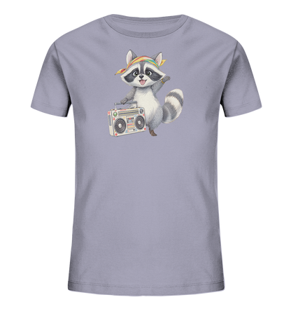 Onlineshop Shirts fuer Kinder - Das Bild zeigt ein hellviolettes Kinder-T-Shirt mit einem niedlichen Waschbaer-Motiv auf der Vorderseite. Der Waschbaer traegt ein farbenfrohes Kopftuch, haelt einen Ghettoblaster und winkt froehlich. Das Design ist verspielt und farbenfroh, wodurch das T-Shirt ansprechend fuer Kinder wirkt.