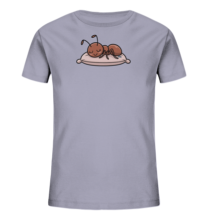 Onlineshop Shirts fuer Kinder - Das Bild zeigt ein hellgraues Kinder-T-Shirt. Auf der Vorderseite ist eine suesse, cartoonartige Ameise abgebildet, die friedlich auf einem beigefarbenen Kissen schlaeft. Die Ameise hat geschlossene Augen und ein sanftes Laecheln. Das Design wirkt ruhig und ansprechend fuer kleine Kinder.