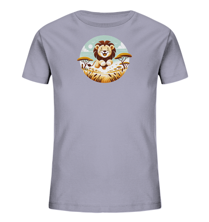 Onlineshop Shirts fuer Kinder - Das Bild zeigt ein hellgraues Kinder-T-Shirt mit einem runden Aufdruck. Der Aufdruck zeigt einen niedlichen, laechelnden Cartoon-Loewen. Er sitzt in einer afrikanischen Savannenlandschaft mit Akazienbaeumen und hohem Gras. Der Hintergrund zeigt einen blauen Himmel mit Wolken, was dem Motiv eine froehliche Szene verleiht.