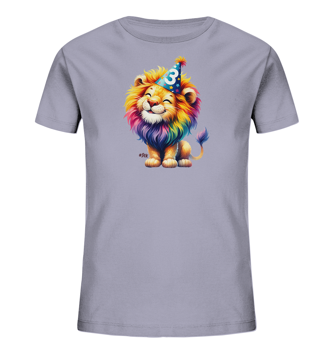 Onlineshop Shirts fuer Kinder - Das Bild zeigt ein hellgraues Kinder-T-Shirt mit einer farbenfrohen Illustration eines Loewen auf der Vorderseite. Der Loewe hat eine bunte Regenbogenmaehne und traegt einen Partyhut mit der Zahl '3' darauf. Er sitzt laechelnd da und wirkt froehlich. Das Design ist verspielt und ansprechend fuer Kinder.