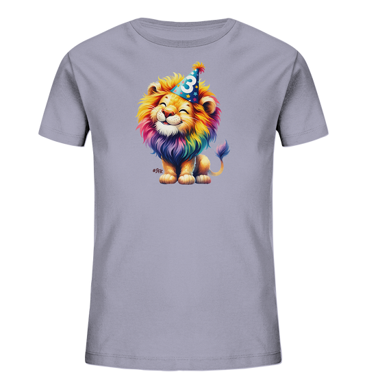 Onlineshop Shirts fuer Kinder - Das Bild zeigt ein hellgraues Kinder-T-Shirt mit einer farbenfrohen Illustration eines Loewen auf der Vorderseite. Der Loewe hat eine bunte Regenbogenmaehne und traegt einen Partyhut mit der Zahl '3' darauf. Er sitzt laechelnd da und wirkt froehlich. Das Design ist verspielt und ansprechend fuer Kinder.