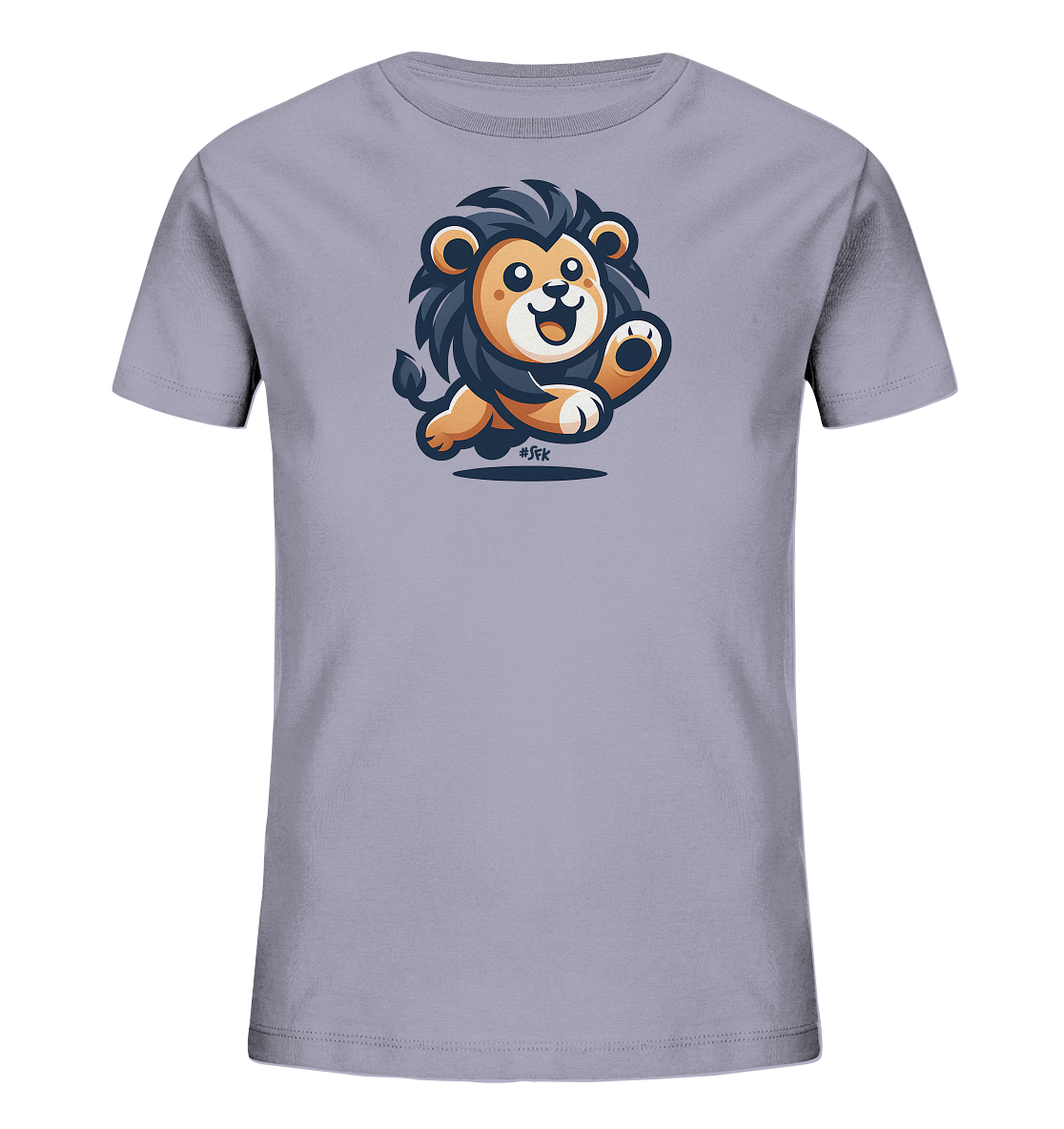 Onlineshop Shirts fuer Kinder - Das T-Shirt zeigt eine niedliche Illustration eines verspielten Loewenjungen in Bewegung. Der kleine Loewe rennt oder springt mit erhobener Tatze und einem breiten Laecheln. Das Motiv ist in warmen Brauntoenen und dunklem Grau gehalten und befindet sich zentral auf der Vorderseite des hellgrauen Shirts. Dieses froehliche Design passt gut zu einem Kinderoutfit.