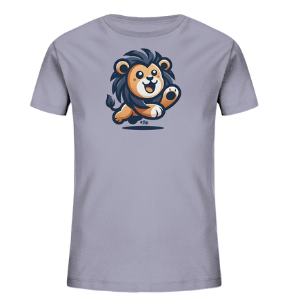 Onlineshop Shirts fuer Kinder - Das T-Shirt zeigt eine niedliche Illustration eines verspielten Loewenjungen in Bewegung. Der kleine Loewe rennt oder springt mit erhobener Tatze und einem breiten Laecheln. Das Motiv ist in warmen Brauntoenen und dunklem Grau gehalten und befindet sich zentral auf der Vorderseite des hellgrauen Shirts. Dieses froehliche Design passt gut zu einem Kinderoutfit.