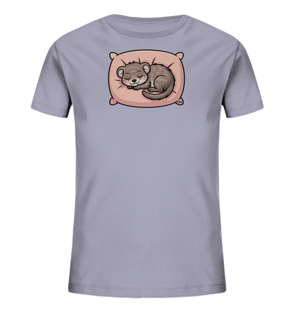 Onlineshop Shirts fuer Kinder - Das Bild zeigt ein hellviolettes Kinder-T-Shirt mit einem niedlichen Aufdruck. Darauf ist ein schlafendes, braunes Tier zu sehen, das friedlich zusammengerollt auf einem rosafarbenen Kissen liegt. Das Tier hat die Augen geschlossen und einen sanften Gesichtsausdruck. Das liebevoll gestaltete Motiv verleiht dem Shirt einen ruhigen und suessen Charakter.