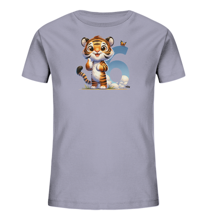 Onlineshop Shirts fuer Kinder - Das Bild zeigt ein hellgraues Kinder-T-Shirt mit einem froehlichen Motiv eines Comic-Tigers. Der Tiger steht auf einer Wiese, laechelt und zeigt einen Daumen hoch. Hinter ihm ist eine grosse, hellblaue Zahl '6' zu sehen, die von Wolken umgeben ist. Ein kleiner orangefarbener Schmetterling fliegt ueber der Zahl.