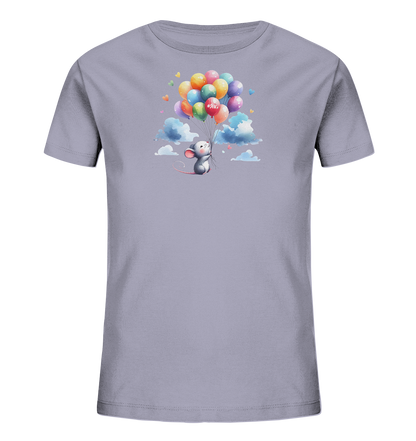 Onlineshop Shirts für Kinder - Das Bild zeigt ein hellviolett-graues T-Shirt für Kinder, das eine charmante Illustration auf der Vorderseite trägt. Abgebildet ist eine kleine, graue Maus, die an einem großen Bündel bunter Ballons mit kleinen Herzen und Wolken hängt. Ein roter Ballon im Bündel ist mit dem Schriftzug „#SFK“ versehen. Das Design ist farbenfroh und verspielt, ideal für ein Kinderoutfit.