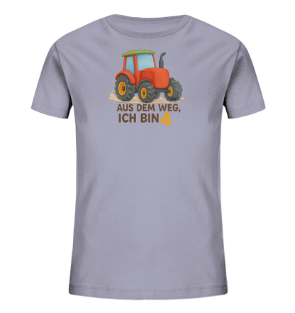 Onlineshop Shirts fuer Kinder - Das Bild zeigt ein hellgraues T-Shirt fuer Kinder mit einem bunten Traktormotiv. Der Traktor ist rot mit gruenem Dach und steht auf angedeutetem Untergrund. Darunter steht der Spruch "AUS DEM WEG, ICH BIN" und die grosse gelbe Zahl "4". Dieses Design ist ideal fuer kleine Traktor-Fans zum vierten Geburtstag.