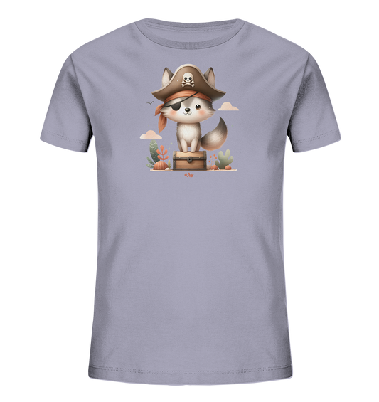 Onlineshop Shirts fuer Kinder - Das Bild zeigt ein hellgraues T-Shirt mit einem niedlichen Druck eines Piratenfuchses. Der kleine Fuchs traegt einen Piratenhut mit Totenkopf und eine Augenklappe, waehrend er auf einer hoelzernen Schatztruhe steht. Das Motiv ist von Pflanzen, Steinen und kleinen Wolken umgeben und im Comic-Stil gezeichnet.
