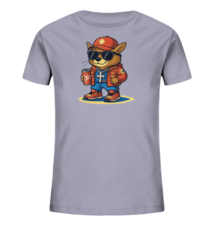 Onlineshop Shirts fuer Kinder - Das Bild zeigt ein hellgraues T-Shirt fuer Kinder mit einem aufgedruckten Cartoon-Katzenmotiv. Die Katze ist modern gekleidet mit einer roten Kappe, Sonnenbrille, einer orangefarbenen Jacke und Sneakers. Sie haelt eine Dose und traegt eine Kette mit einem Kreuz-Anhaenger. Das Design wirkt stilvoll und ansprechend.