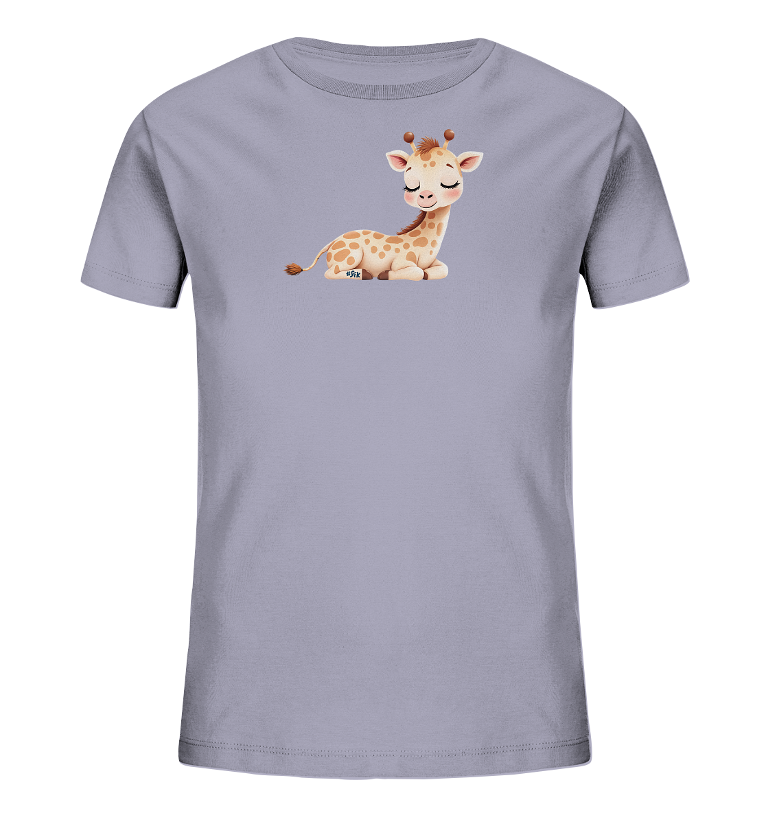 Onlineshop Shirts fuer Kinder - Das Bild zeigt ein hellviolettes Kinder-T-Shirt mit einem niedlichen Aufdruck einer liegenden Baby-Giraffe auf der Vorderseite. Die Giraffe hat geschlossene Augen, ein sanftes Laecheln und ist in Brauntoenen mit charakteristischen Flecken gestaltet. Ihr verspielter Ausdruck verleiht dem Shirt einen liebenswerten Charme. Das Design ist schlicht und fokussiert sich auf das Tier-Motiv.