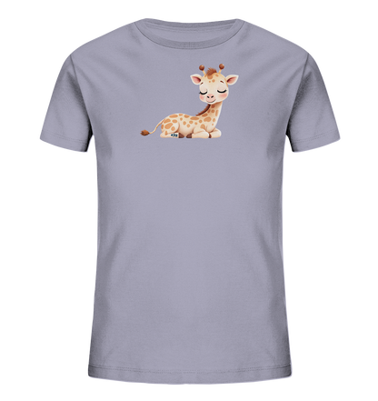 Onlineshop Shirts fuer Kinder - Das Bild zeigt ein hellviolettes Kinder-T-Shirt mit einem niedlichen Aufdruck einer liegenden Baby-Giraffe auf der Vorderseite. Die Giraffe hat geschlossene Augen, ein sanftes Laecheln und ist in Brauntoenen mit charakteristischen Flecken gestaltet. Ihr verspielter Ausdruck verleiht dem Shirt einen liebenswerten Charme. Das Design ist schlicht und fokussiert sich auf das Tier-Motiv.