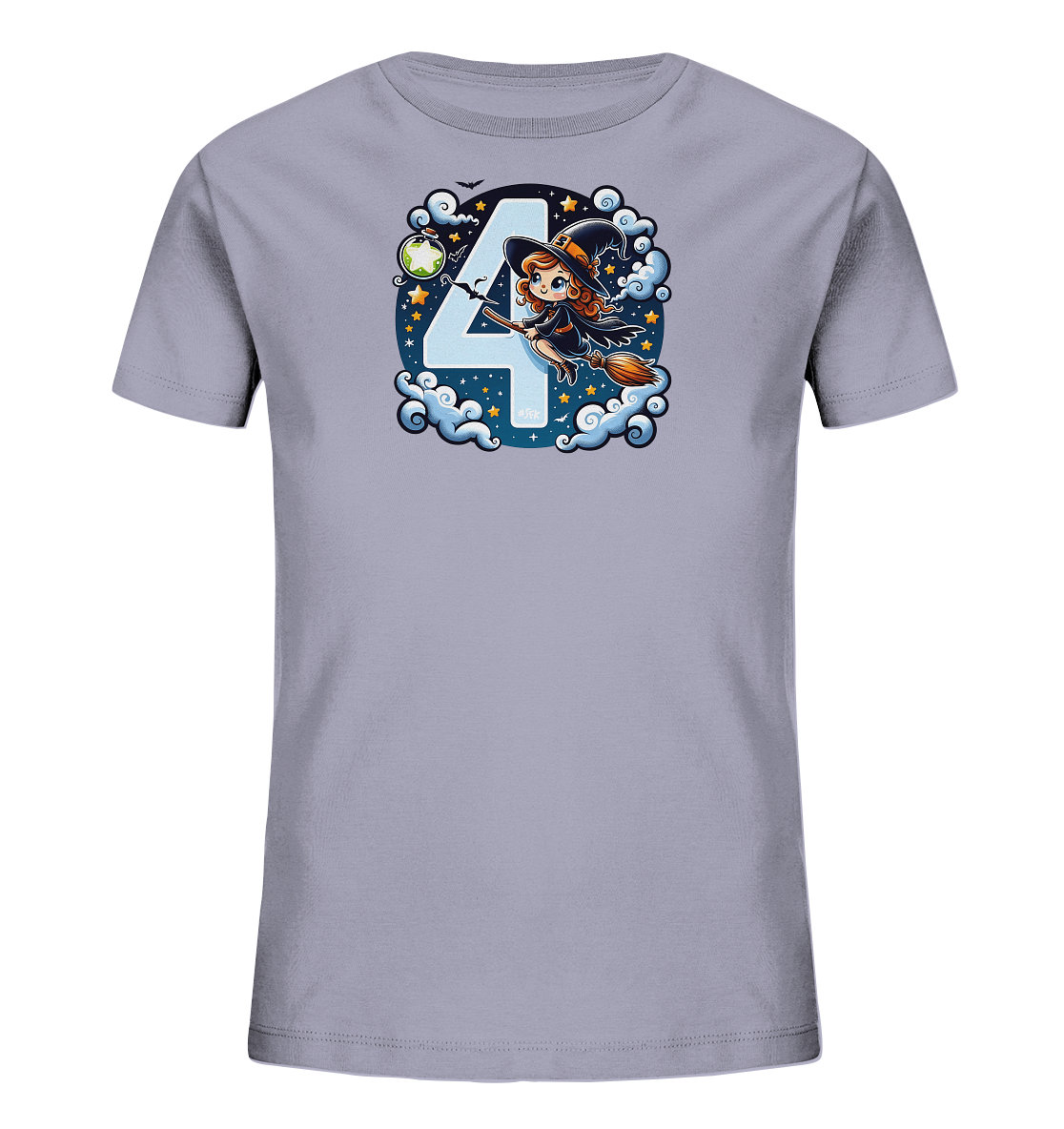 Onlineshop Shirts fuer Kinder - Das Bild zeigt ein hellgraues Kinder-T-Shirt mit einem detailreichen Halloween-Motiv. Eine niedliche Zeichentrick-Hexe reitet auf einem Besen vor einer grossen blauen Zahl Vier. Das Design umfasst Wolken, Sterne, einen Mond und eine gruene Flasche, was eine magische Nachtszene darstellt. Die Illustration ist farbenfroh und kindgerecht gestaltet.