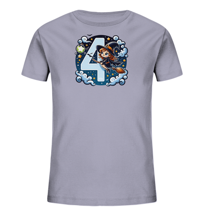Onlineshop Shirts fuer Kinder - Das Bild zeigt ein hellgraues Kinder-T-Shirt mit einem detailreichen Halloween-Motiv. Eine niedliche Zeichentrick-Hexe reitet auf einem Besen vor einer grossen blauen Zahl Vier. Das Design umfasst Wolken, Sterne, einen Mond und eine gruene Flasche, was eine magische Nachtszene darstellt. Die Illustration ist farbenfroh und kindgerecht gestaltet.