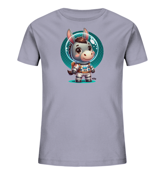 Onlineshop Shirts fuer Kinder - Das Bild zeigt ein hellviolettes T-Shirt mit einem niedlichen Druck auf der Vorderseite. Darauf ist ein Comic-Esel im Astronautenanzug mit Helm zu sehen. Der Esel steht vor einem runden, tuerkisfarbenen Karomuster-Hintergrund. Das Motiv wirkt verspielt und freundlich.