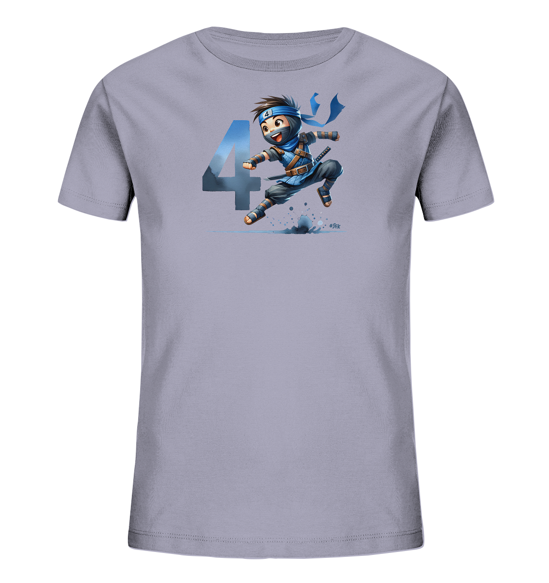 Onlineshop Shirts fuer Kinder - Das Bild zeigt ein hellgraues T-Shirt fuer Kinder. Auf der Vorderseite ist eine Illustration eines springenden Ninja-Charakters in blauer und grauer Kleidung zu sehen. Hinter dem Ninja ist die grosse Zahl '4' in Blautoenen abgebildet. Das Motiv wirkt dynamisch und verspielt.