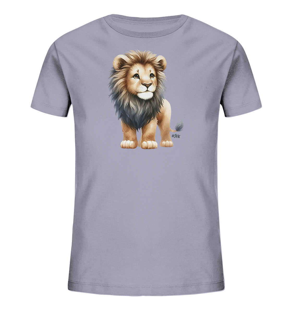 Onlineshop Shirts fuer Kinder - Das Bild zeigt ein Kindershirt in einem hellen Lila-Ton. Auf der Vorderseite ist eine liebevolle Illustration eines kleinen Loewen zu sehen. Der Loewe steht aufrecht und blickt zur Seite, mit einer detailreichen Maehne und einem freundlichen Ausdruck. Dieses Motiv verleiht dem Shirt einen charmanten und verspielten Look.
