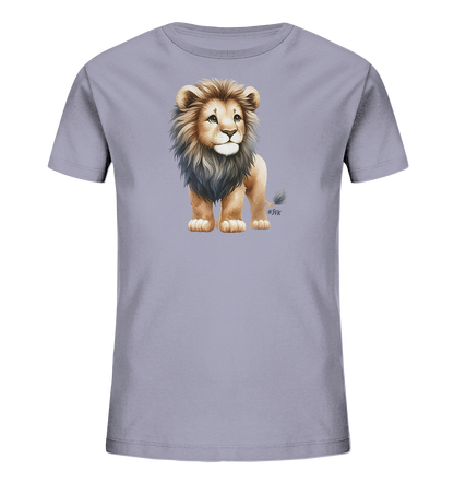 Onlineshop Shirts fuer Kinder - Das Bild zeigt ein Kindershirt in einem hellen Lila-Ton. Auf der Vorderseite ist eine liebevolle Illustration eines kleinen Loewen zu sehen. Der Loewe steht aufrecht und blickt zur Seite, mit einer detailreichen Maehne und einem freundlichen Ausdruck. Dieses Motiv verleiht dem Shirt einen charmanten und verspielten Look.