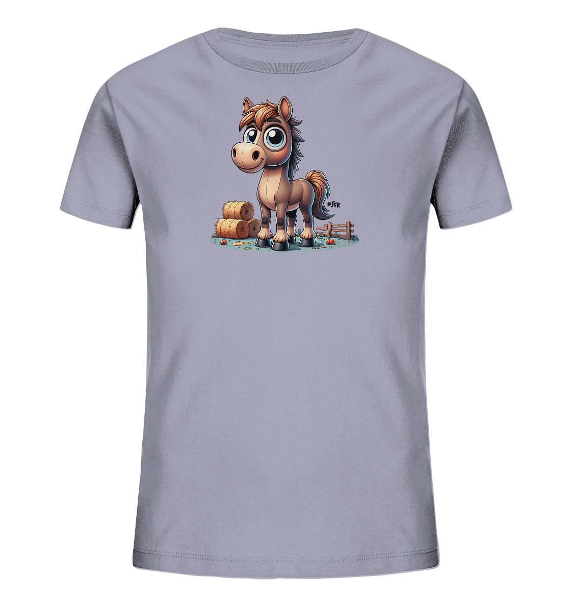 Onlineshop Shirts fuer Kinder - Das Bild zeigt ein hellgraues Kinder-T-Shirt mit einem freundlichen Cartoon-Pferd auf der Vorderseite. Das braune Pferd mit grossen blauen Augen steht auf einem Bauernhof-Motiv mit Heuballen und einem Holzzaun. Die Illustration ist im Comic-Stil gehalten und wirkt sehr ansprechend. Es ist ein verspieltes Design fuer Kinder.