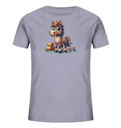 Onlineshop Shirts fuer Kinder - Das Bild zeigt ein hellgraues Kinder-T-Shirt mit einem freundlichen Cartoon-Pferd auf der Vorderseite. Das braune Pferd mit grossen blauen Augen steht auf einem Bauernhof-Motiv mit Heuballen und einem Holzzaun. Die Illustration ist im Comic-Stil gehalten und wirkt sehr ansprechend. Es ist ein verspieltes Design fuer Kinder.