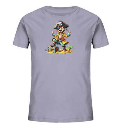 Onlineshop Shirts fuer Kinder - Das Bild zeigt ein hellgraues Kinder T-Shirt. Auf der Vorderseite ist eine bunte Illustration eines froehlichen Kinderpiraten abgebildet. Der Pirat steht triumphierend auf einer Schatzkiste auf einer kleinen Insel mit Palme. Dieses Motiv wirkt lebendig und abenteuerlich.