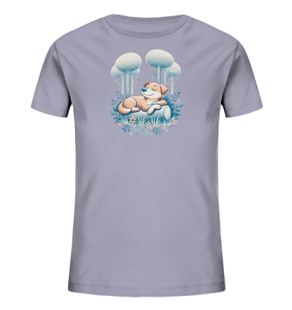 Onlineshop Shirts fuer Kinder - Das T-Shirt zeigt eine Illustration eines schlafenden Hundes auf einem Baumstamm. Der Hund liegt entspannt in einer stilisierten Waldumgebung mit Pflanzen und Baeumen im Hintergrund. Das Design ist in sanften, natuerlichen Farbtoenen gehalten und vermittelt eine ruhige Szene.