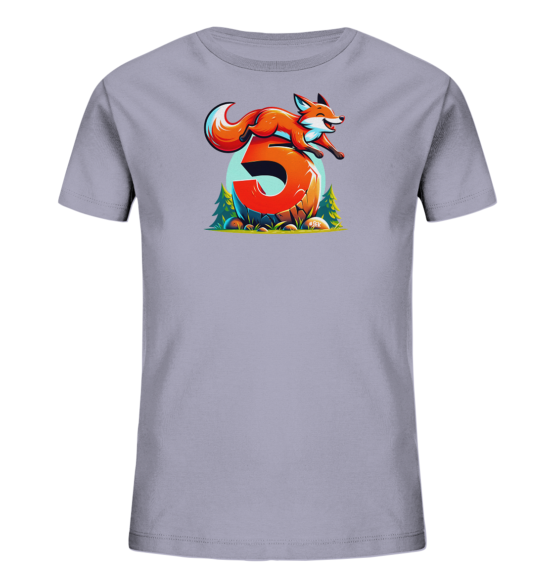 Onlineshop Shirts für Kinder - Das Bild zeigt ein hellgraues Kinder T-Shirt mit einem farbenfrohen Motiv auf der Vorderseite. Zu sehen ist eine stilisierte, orangefarbene Zahl '5', die wie ein Felsen aussieht, auf dem ein roter Fuchs dynamisch nach rechts springt. Im Hintergrund befindet sich ein hellblauer Kreis, und am Fuß der Zahl sind Gras, kleine Steine und stilisierte Nadelbäume abgebildet. Das Design ist lebhaft und thematisch auf das fünfte Lebensjahr oder die Zahl Fünf bezogen.