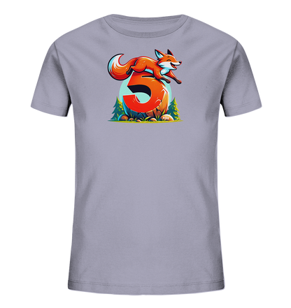 Onlineshop Shirts für Kinder - Das Bild zeigt ein hellgraues Kinder T-Shirt mit einem farbenfrohen Motiv auf der Vorderseite. Zu sehen ist eine stilisierte, orangefarbene Zahl '5', die wie ein Felsen aussieht, auf dem ein roter Fuchs dynamisch nach rechts springt. Im Hintergrund befindet sich ein hellblauer Kreis, und am Fuß der Zahl sind Gras, kleine Steine und stilisierte Nadelbäume abgebildet. Das Design ist lebhaft und thematisch auf das fünfte Lebensjahr oder die Zahl Fünf bezogen.