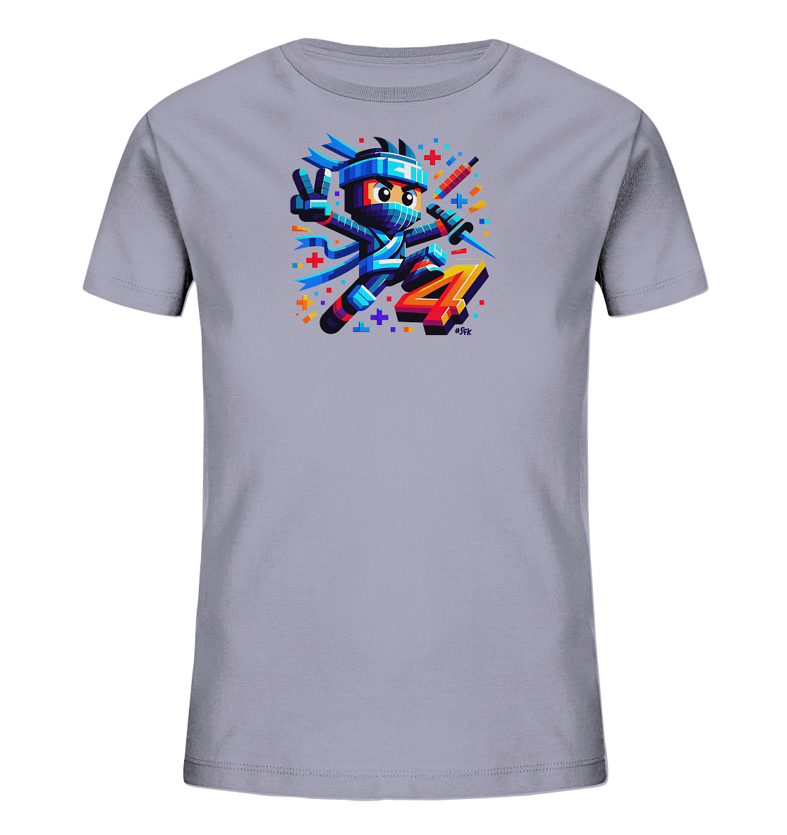 Onlineshop Shirts fuer Kinder - Das Bild zeigt ein graues Kinder-T-Shirt mit einem farbenfrohen Druck eines stilisierten blauen Ninjas. Der Ninja ist in einer dynamischen Pose dargestellt, haelt ein Schwert und zeigt mit der anderen Hand ein Friedenszeichen. Prominent neben dem Ninja ist die Zahl "4" in leuchtenden Farben platziert. Bunte Pixel-artige Elemente umgeben das zentrale Motiv und runden das spielerische Design ab.