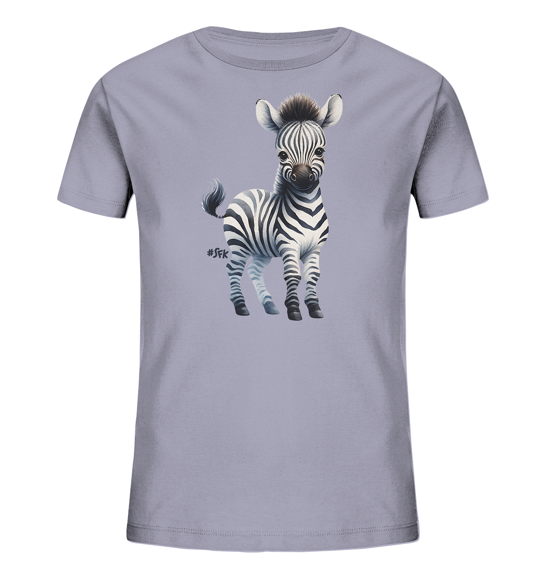 Onlineshop Shirts fuer Kinder - Das Bild zeigt ein hellgraues Kinder-T-Shirt mit einer detailreichen Illustration eines niedlichen Baby-Zebras auf der Vorderseite. Das Zebra steht aufrecht, hat grosse Augen und ein freundliches Gesicht, seine typischen schwarzen und weissen Streifen sind klar erkennbar. Es hat eine kleine, aufrechte Maehne und einen kurzen Schwanz. Die Grafik ist zentral auf dem Shirt platziert und wirkt lebendig.